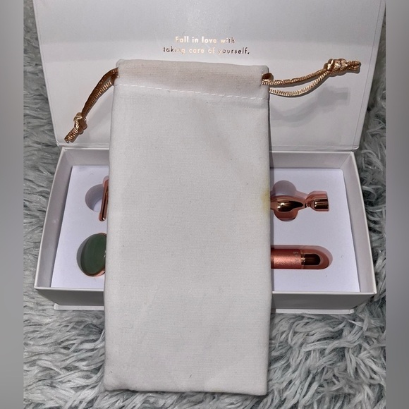 Monat 4-in-1 Beauty Bar Facial Massager Roller 4 Interchangeable Heads - Picture 3 of 5